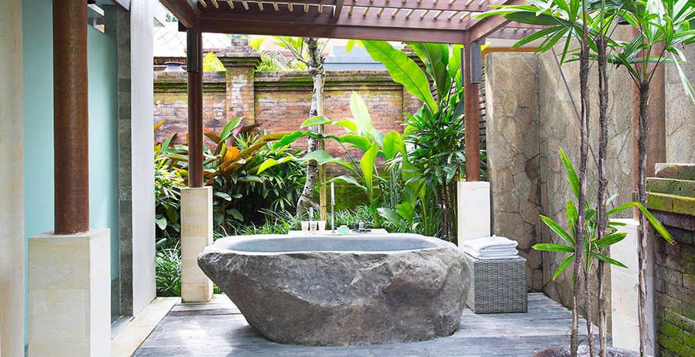 Nyanyi Riverside Villas - Villa Iskandar - Master bedroom outdoor bathtub